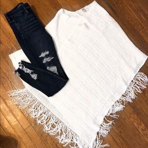 Cozy white fringe poncho ❄️